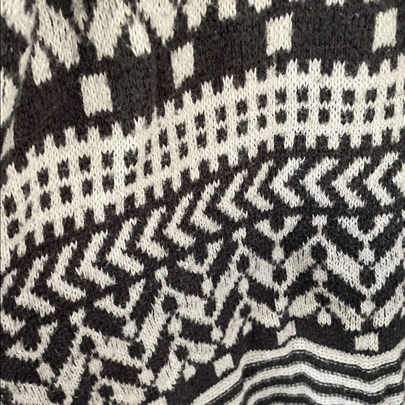 Wild Pearl Monochrome Knit Vest - Picture 4 of 7